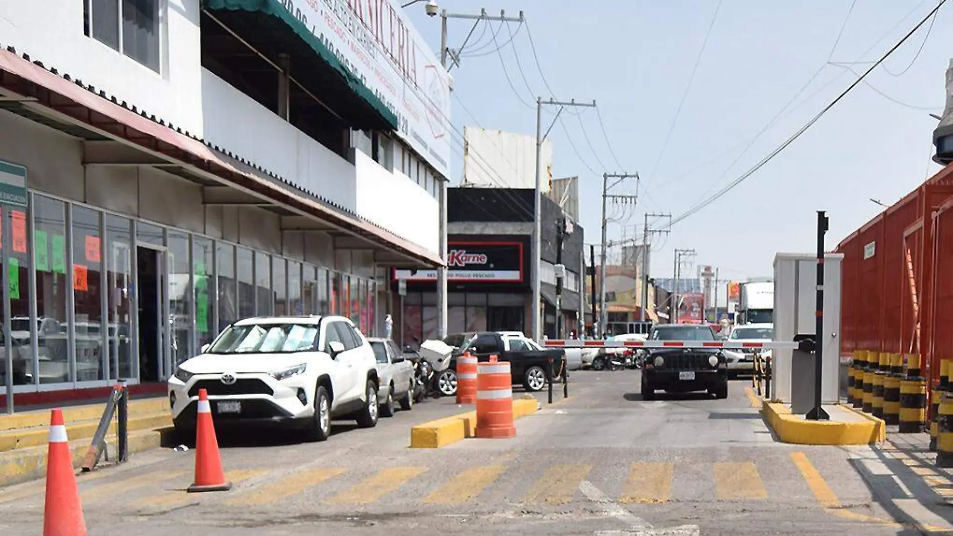 Entrada al estacionamiento del Centro Comercial Agropecuario